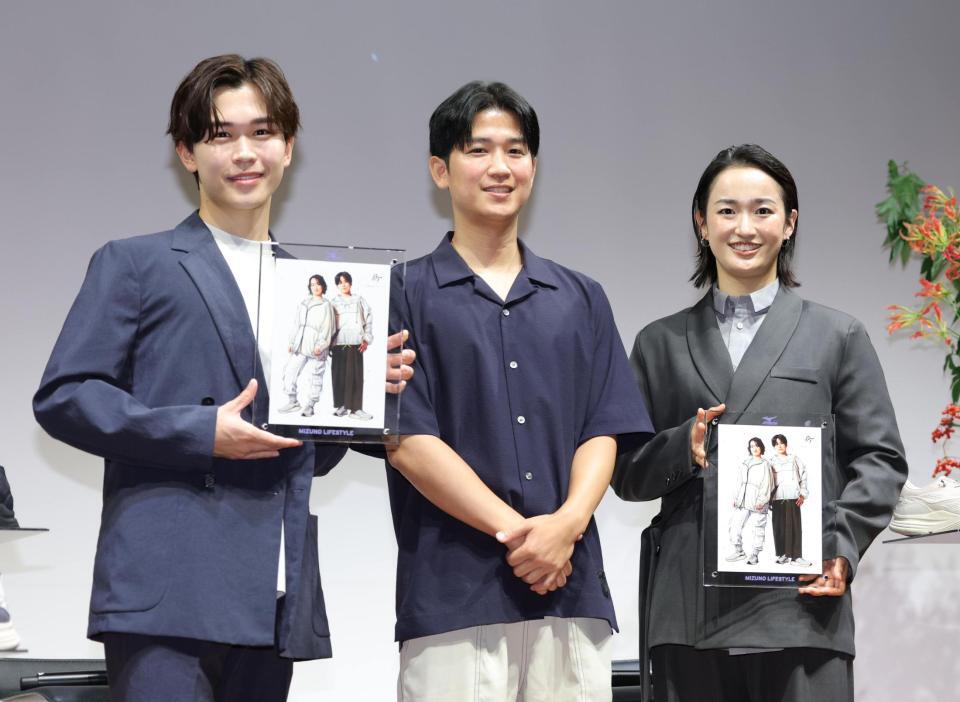 田村大さん（中央）から贈呈されたイラストを手に笑顔の鈴木福（左）と清水希容さん（撮影・棚橋慶太）