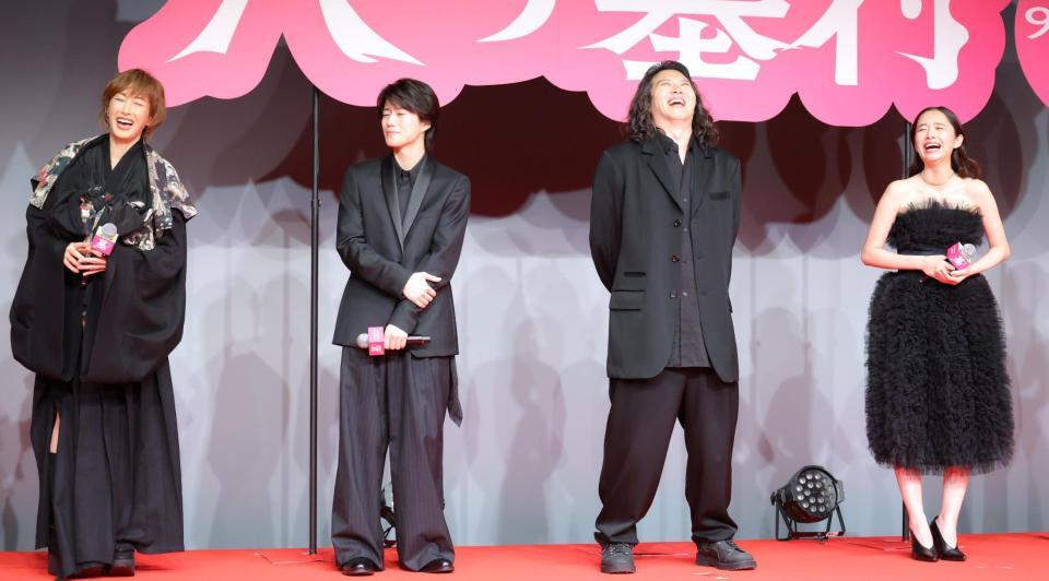 会見中、爆笑する（左から）高島礼子、奥智哉、尾上松也、堀田真由（撮影・吉澤敬太）