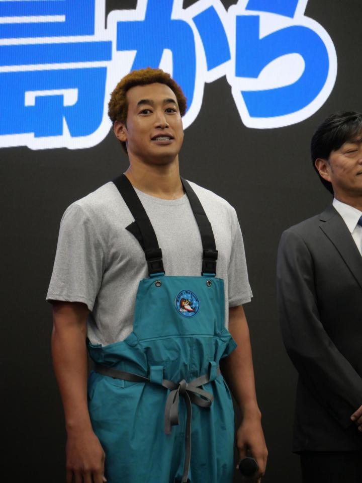 会見に登場した関口メンディー