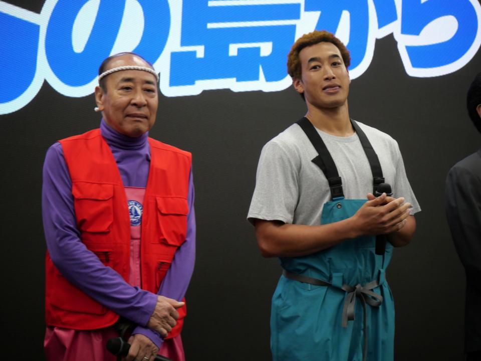 会見に登場したモト冬樹（左）と関口メンディー