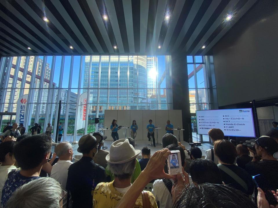 「８月１９日はバイクの日　ＨＡＶＥ　Ａ　ＢＩＫＥ　ＤＡＹ」に出席した平嶋夏海（左から２人目）