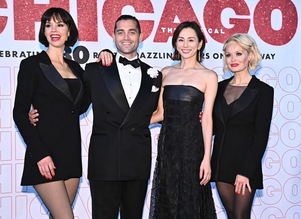 ミュージカル「ＣＨＩＣＡＧＯ」を熱演した（左から）ヴェルマ役のジャレンガ・スコット、ビリー役のブラッドリー・ジェイデン、オフィシャルアンバサダーの米倉涼子、ロキシー役のサラ・ソータート（撮影・開出牧）