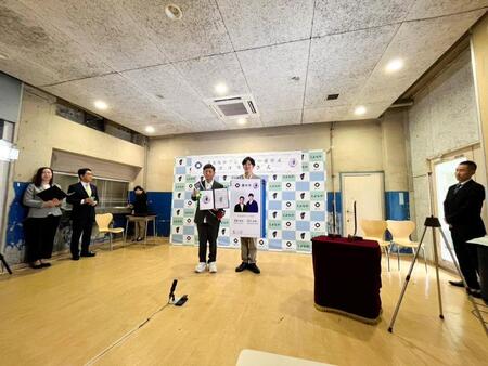 とよなかアンバサダーに任命されたココリコの遠藤章造（中）と田中直樹