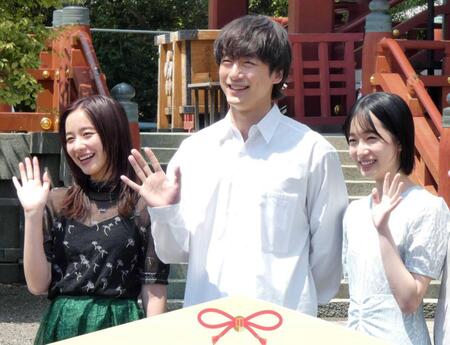 　映画大ヒット祈願を行った（左から）堀田真由、坂口健太郎、早瀬憩