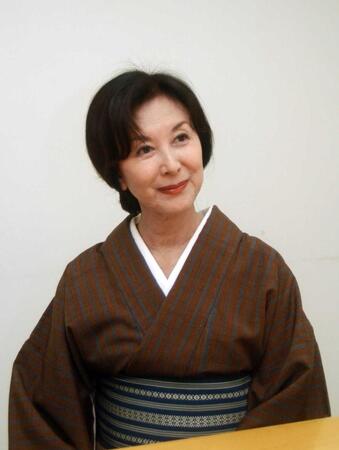 デイリースポーツのインタビューを受ける岸恵子さん＝２００３年３月