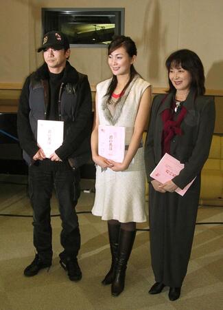ＮＨＫラジオドラマ「君の名は」で（左から）萩原聖人、田中美里と共演する岸恵子さん＝０５年２月