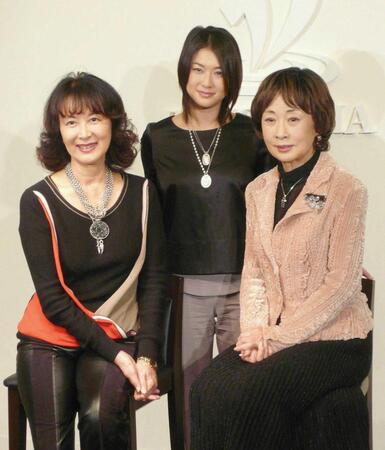ドラマ「母とママと、私。」で（右から）吉行和子さん、夏川結衣と共演する岸恵子さん＝０７年１月