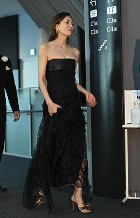 会見に登場した米倉涼子（撮影・開出牧）