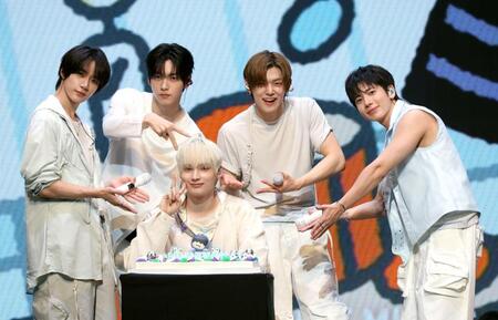 誕生日を前に喜ぶＨＵＥＮＩＮＧＫＡＩとＴＯＭＯＲＲＯＷ　Ｘ　ＴＯＧＥＴＨＥＲ（撮影・金田祐二）