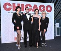 ミュージカル「ＣＨＩＣＡＧＯ」を熱演した（左から）ヴェルマ役のジャレンガ・スコット、ビリー役のブラッドリー・ジェイデン、オフィシャルアンバサダーの米倉涼子、ロキシー役のサラ・ソータート（撮影・開出牧）