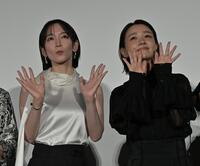 客席に向かっ手を振る主演の（左から）吉岡里帆、奈緒（撮影・持木克友）