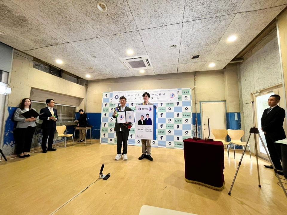 とよなかアンバサダーに任命されたココリコの遠藤章造（中）と田中直樹