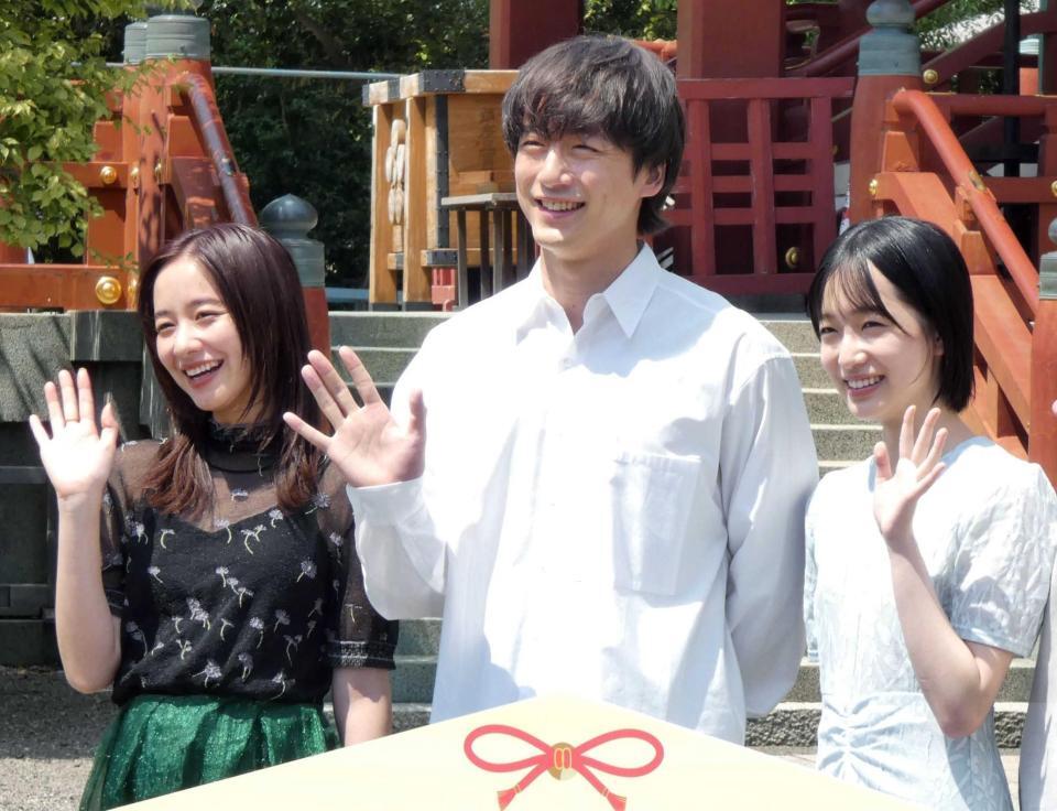 　映画大ヒット祈願を行った（左から）堀田真由、坂口健太郎、早瀬憩