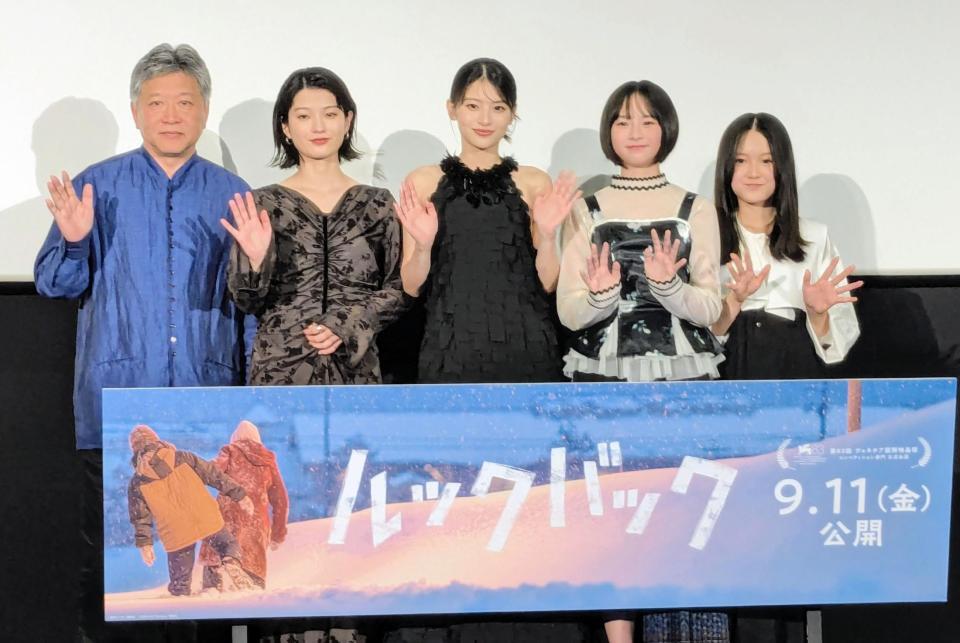 完成披露イベントを行った（左から）是枝裕和監督、蒔田彩珠、出口夏希、七瀬ふうり、岡田六花