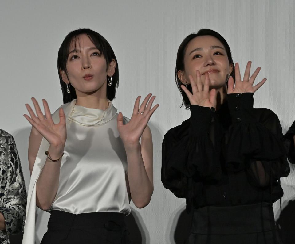 客席に向かっ手を振る主演の（左から）吉岡里帆、奈緒（撮影・持木克友）