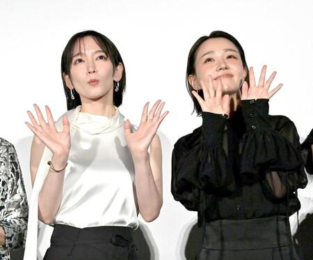 客席に向かって手を振る主演の（左から）吉岡里帆、奈緒（撮影・持木克友）　