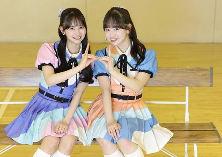 笑顔でポーズをとるＡＫＢ４８・伊藤百花（左）と近藤沙樹（撮影・棚橋慶太）