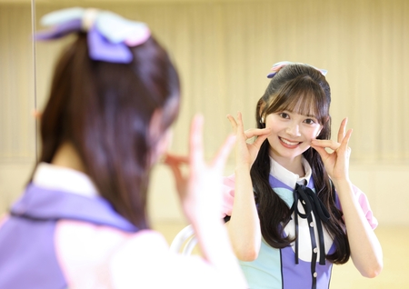 鏡に向かってポーズをとるＡＫＢ４８・伊藤百花（撮影・棚橋慶太）