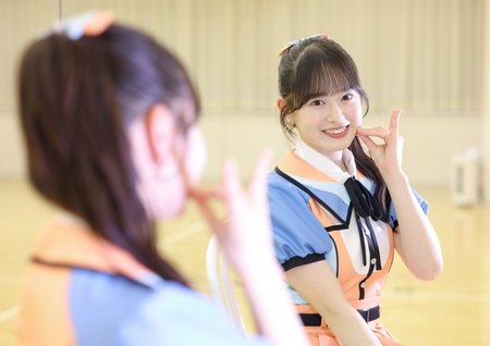 笑顔でポーズをとるＡＫＢ４８・近藤沙樹（撮影・棚橋慶太）