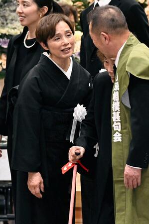 大相撲の元大関若嶋津、日高六男さんの通夜で、弔問客に対応する妻のみづえさん（手前左）＝３月