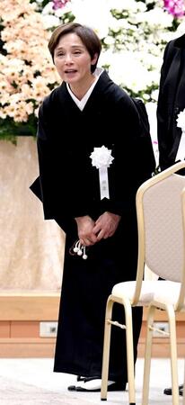 参列者を見送るみづえ夫人＝３月