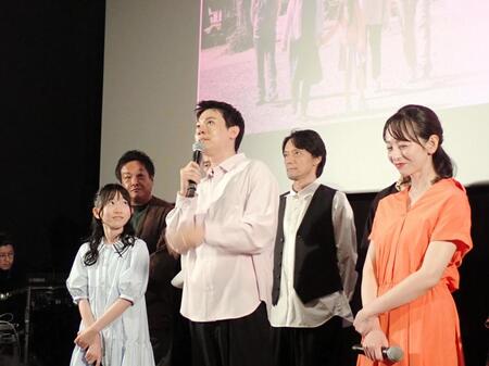映画「レンタル家族」の拡大公開記念舞台あいさつ中に感極まって涙ぐむ上坂龍之介監督（前列中）右は主演の荻野友里、左は中本梨那
