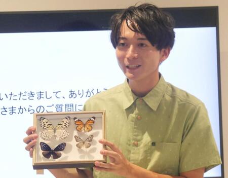 チョウの標本を披露する牧田習＝東京・オスカープロモーション本社