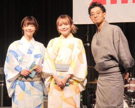 イベントに出席した（左から）蝶花楼桃花、アンジェリーナ１／３、柳亭小痴楽＝東京・浅草花劇場