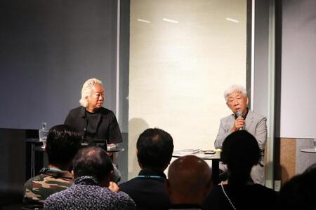 トークライブに出演した福田淳氏（左）、大崎洋氏＝大阪市内