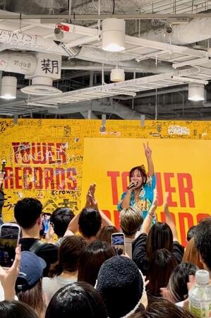 デビュー２４周年を地元大阪で迎えてミニライブを行ったＭＩＮＭＩ