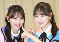 かわいらしくポーズをとるＡＫＢ４８・伊藤百花（左）と近藤沙樹（撮影・棚橋慶太）
