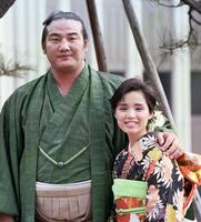 婚約を発表した当時大関・若嶋津関と高田みづえさん＝１９８５年２月