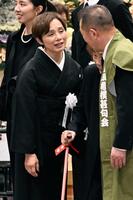 大相撲の元大関若嶋津、日高六男さんの通夜で、弔問客に対応する妻のみづえさん（手前左）＝３月