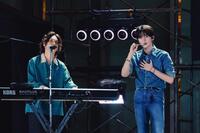 ＺＥＲＯＢＡＳＥＯＮＥのソン・ハンビン（右）とゲスト出演のＯｍｏｉｎｏｔａｋｅ　・藤井怜央（ⓒＷＡＫＥＯＮＥ，　Ｐｈｏｔｏ　ｂｙ　Ｋａｚｕｍｉ　Ｗａｔａｎａｂｅ）