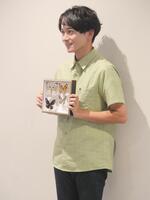 チョウの標本を手に撮影に応じた牧田習＝東京・オスカープロモーション本社