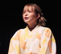 迫力ある落語を披露するアンジェリーナ１／３＝東京・浅草花劇場
