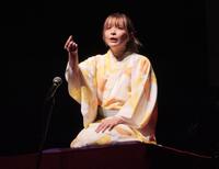 迫力ある落語を披露するアンジェリーナ１／３＝東京・浅草花劇場
