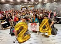 デビュー２４周年を地元大阪で迎えてミニライブを行ったＭＩＮＭＩ（中央）