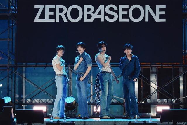 新宿・歌舞伎町でフリーライブを行ったＺＥＲＯＢＡＳＥＯＮＥ（ⓒＷＡＫＥＯＮＥ，　Ｐｈｏｔｏ　ｂｙ　Ｋａｚｕｍｉ　Ｗａｔａｎａｂｅ）