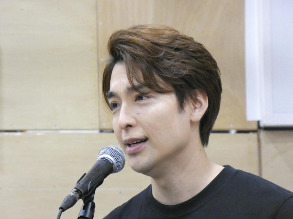 公開稽古で歌唱する海宝直人