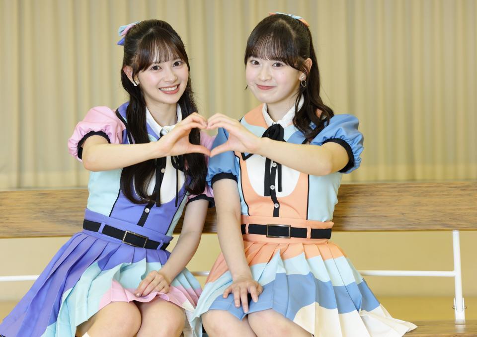 笑顔でポーズをとるＡＫＢ４８・伊藤百花（左）と近藤沙樹（撮影・棚橋慶太）