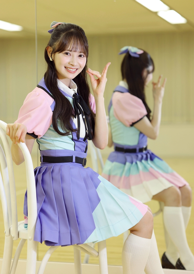 笑顔でポーズをとるＡＫＢ４８・伊藤百花（撮影・棚橋慶太）