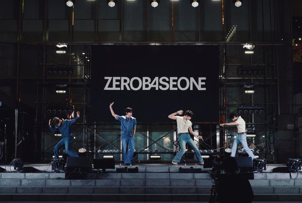 新宿・歌舞伎町でフリーライブを行ったＺＥＲＯＢＡＳＥＯＮＥ（ⓒＷＡＫＥＯＮＥ，　Ｐｈｏｔｏ　ｂｙ　Ｋａｚｕｍｉ　Ｗａｔａｎａｂｅ）