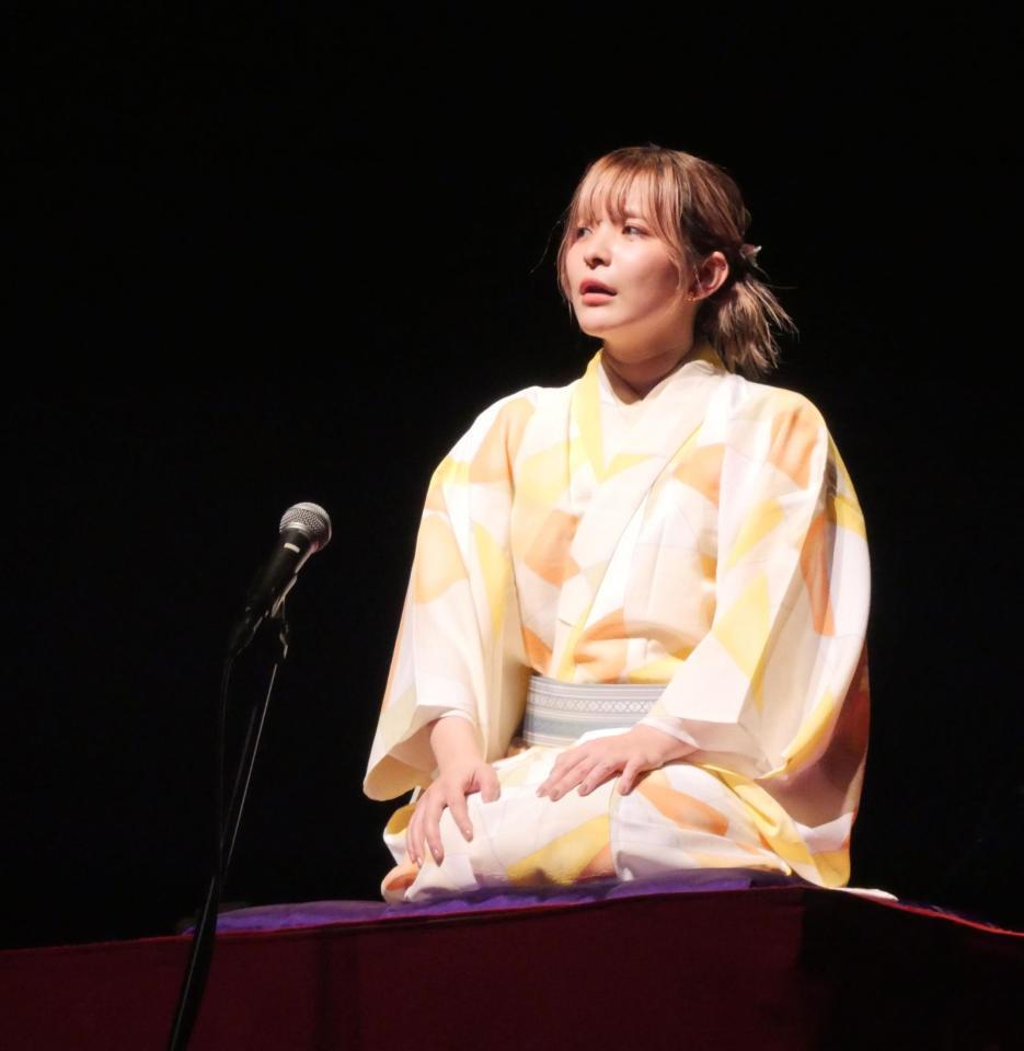 迫力ある落語を披露するアンジェリーナ１／３＝東京・浅草花劇場