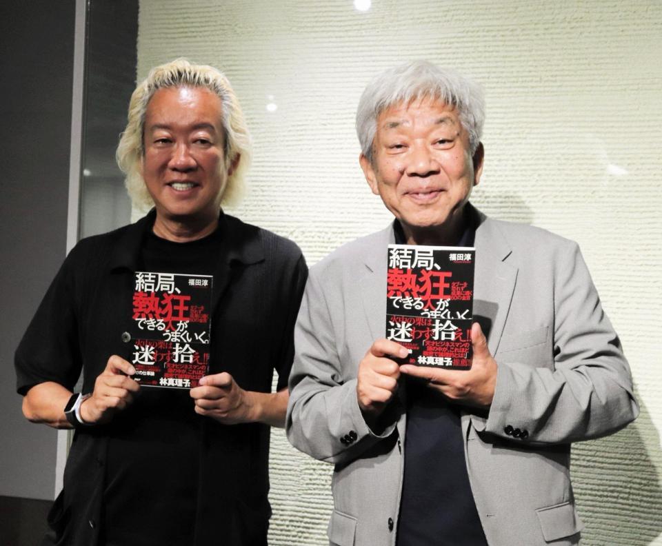 トークライブに出演した福田淳氏（左）と大﨑洋氏＝大阪市内