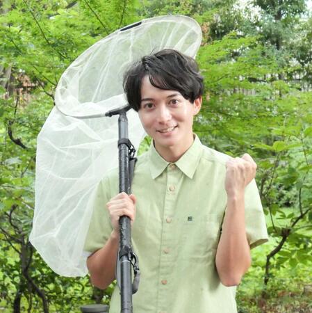 虫網片手にガッツポーズを見せた牧田習＝東京・オスカープロモーション本社前　