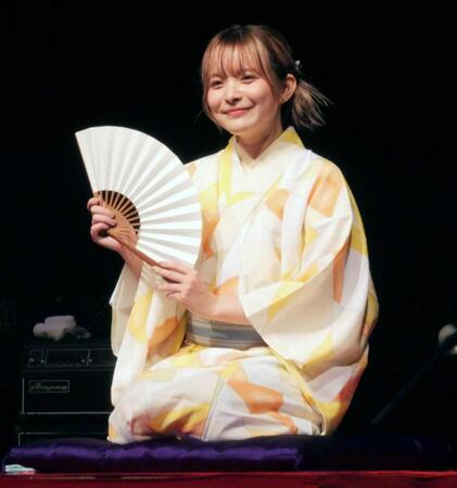 高座で笑顔を見せるアンジェリーナ１／３＝東京・浅草花劇場　