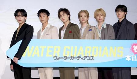 初日を迎えポーズをきめる（左から）小泉光咲、砂田将宏、椿泰我、森愁斗、小西詠斗、長野蒼大（撮影・金田祐二）