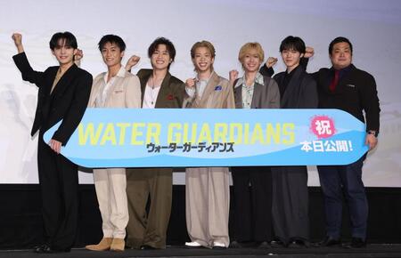 初日を迎え笑顔の（左から）小泉光咲、砂田将宏、椿泰我、森愁斗、小西詠斗、長野蒼大、瀧川元気監督＝ユナイテッド・シネマ　アクアシティお台場（撮影・金田祐二）