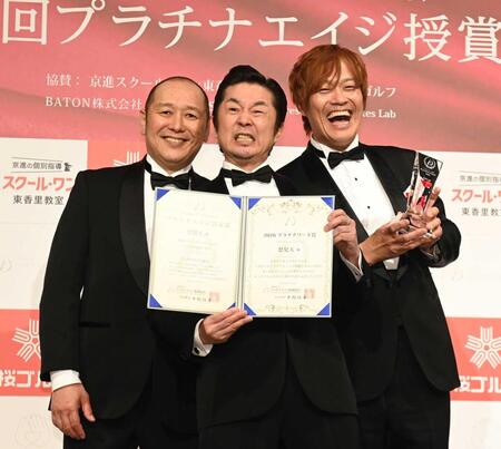 ７月にプラチナエイジ授賞式に出席した怒髪天の（左から）坂詰克彦、増子直純、上原子友康　